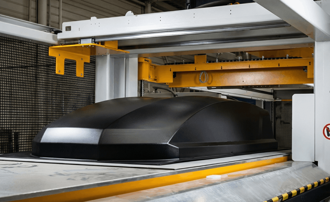Lisování skořepiny autoboxu ve výrobě NEUMANN v Tuchlovicích