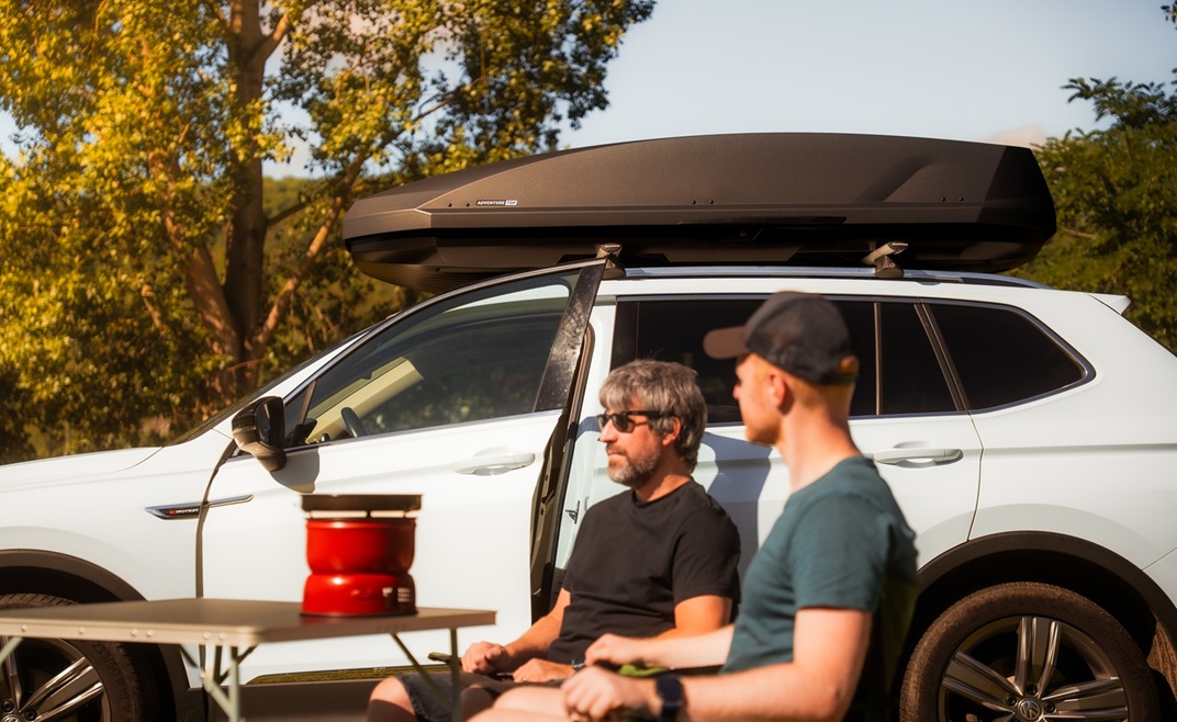 Autobox NEUMANN Adventure Top na střeše auta při výletu