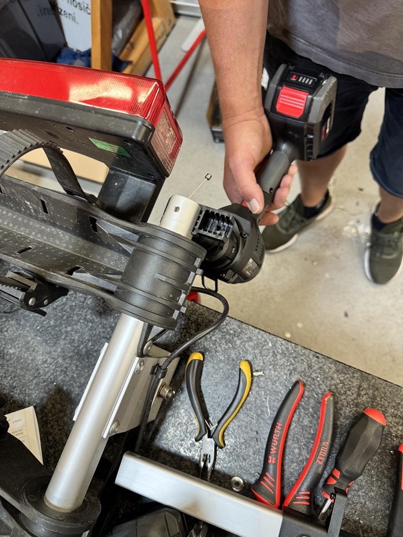 Montáž nosiče kol – utahování upínacího mechanismu